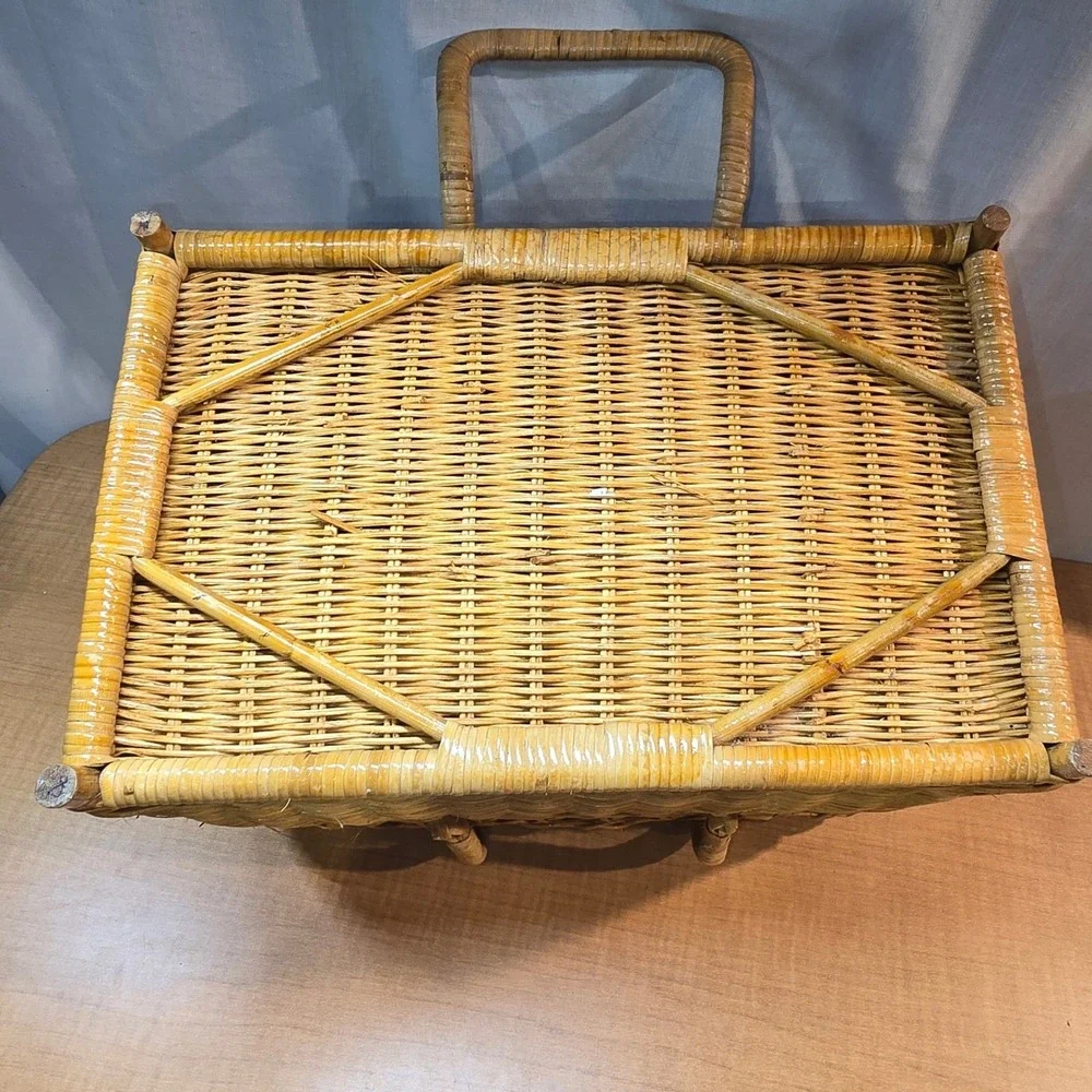 Vintage Large Handled‎ Locking Rectangular Wicker Picnic Storage Basket 12x10x8